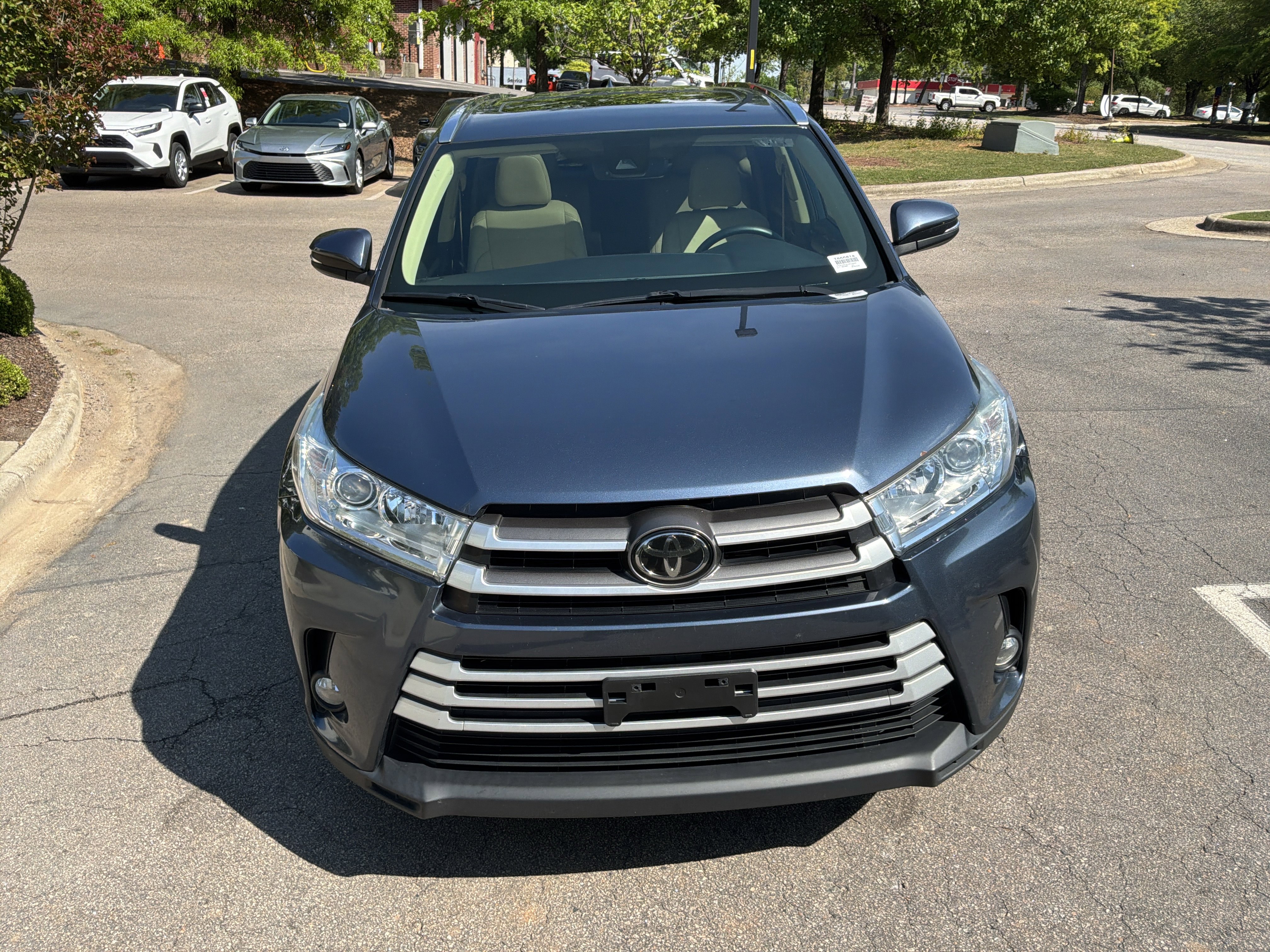 Used 2018 Toyota Highlander XLE image 3