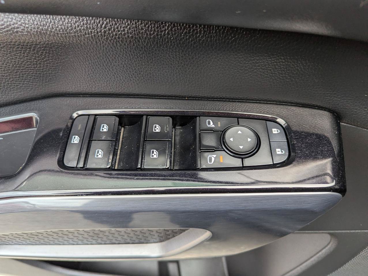 Used 2022 Nissan Pathfinder SL AWD/4WD image 10