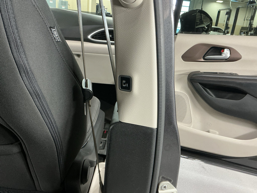 Used 2019 Chrysler Pacifica Touring Plus w/ Tire & Wheel Group FWD image 24