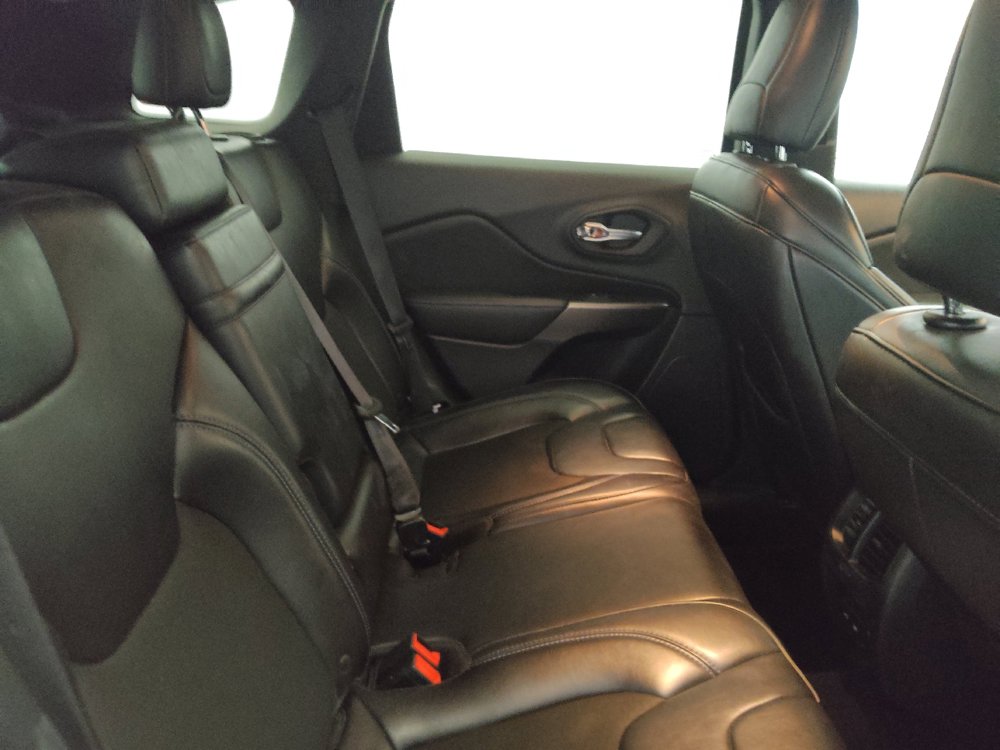 Used 2019 Jeep Cherokee Latitude Plus w/ Cold Weather Group AWD/4WD image 19