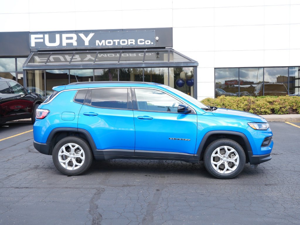 Used 2024 Jeep Compass Latitude AWD/4WD image 1