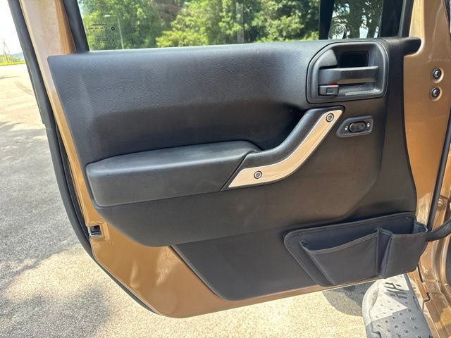 Used 2015 Jeep Wrangler Unlimited Sahara AWD/4WD image 15