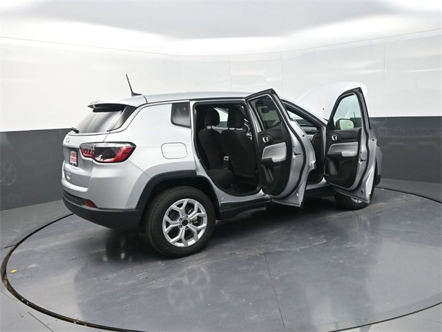 Used 2025 Jeep Compass Sport image 41