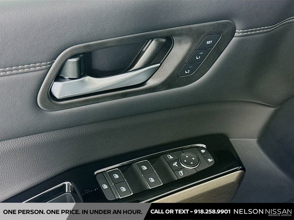 New 2025 Nissan Pathfinder Platinum w/ Black Appearance Package image 18