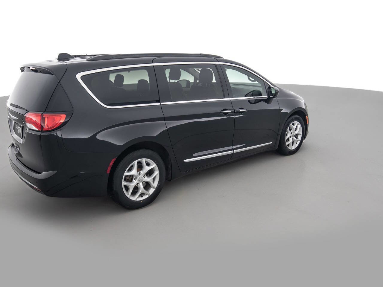 Used 2017 Chrysler Pacifica Touring-L w/ Tire & Wheel Group FWD image 5