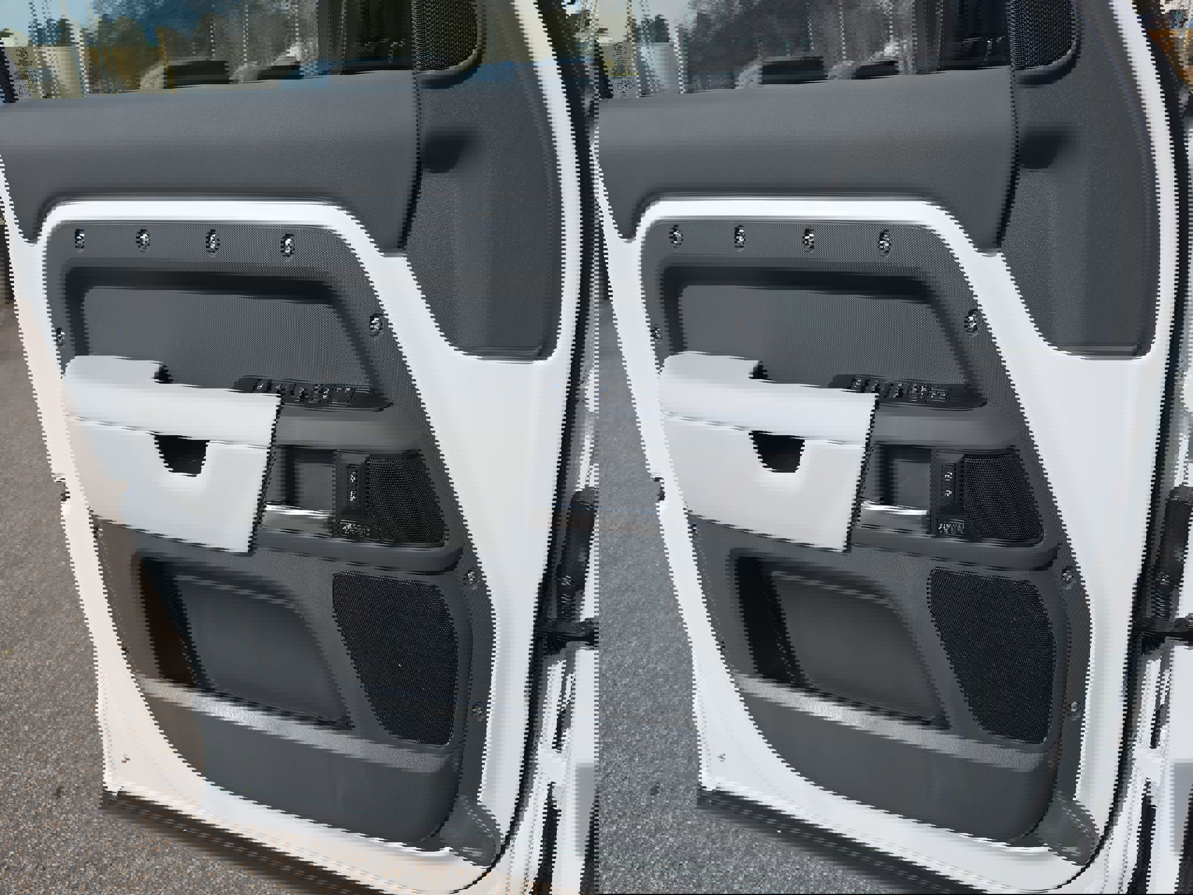 New 2026 Land Rover Defender 130 X-Dynamic SE image 27