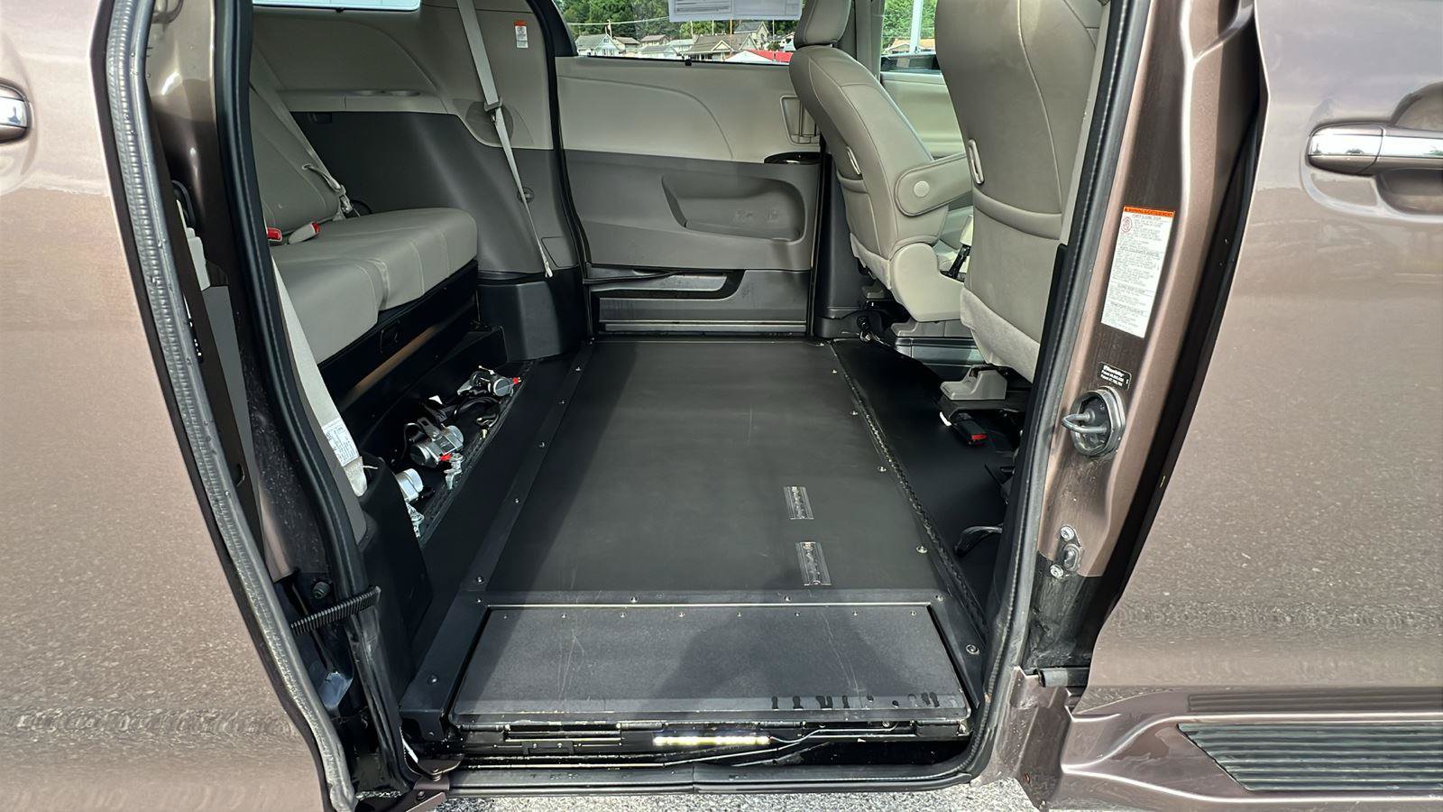 Used 2020 Toyota Sienna XLE w/ XLE Navigation Package FWD image 15