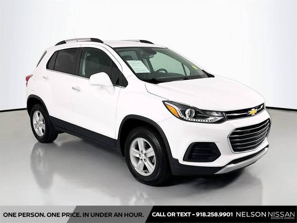 Used 2020 Chevrolet Trax LT w/ LT Convenience Package AWD/4WD image 3