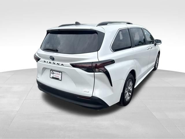 Used 2025 Toyota Sienna XLE FWD image 5