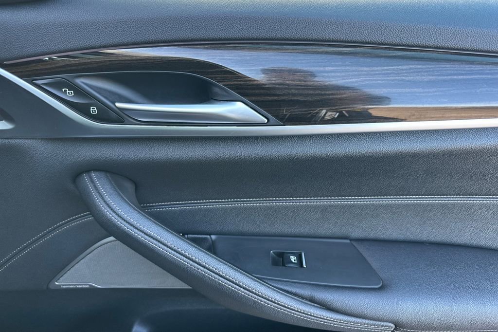 Used 2023 BMW 530e w/ Executive Package image 18