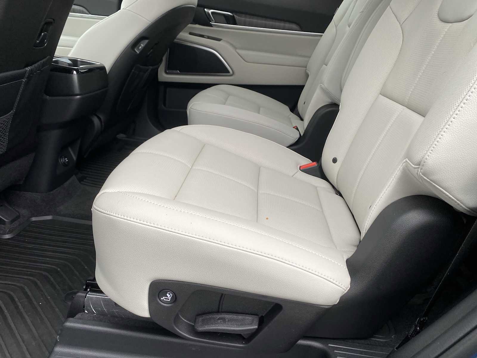 Used 2025 Kia Telluride EX w/ EX Captain's Chair Package FWD image 29