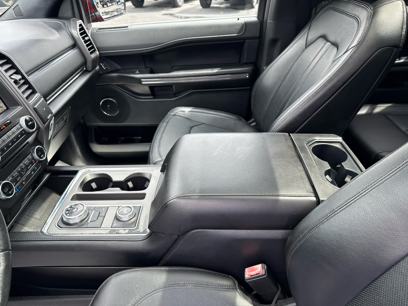 Used 2018 Ford Expedition XLT w/ Equipment Group 202A AWD/4WD image 21