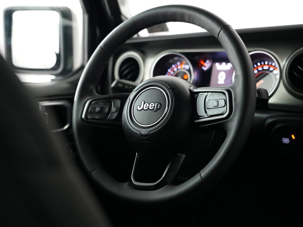 Used 2023 Jeep Gladiator Sport AWD/4WD image 11