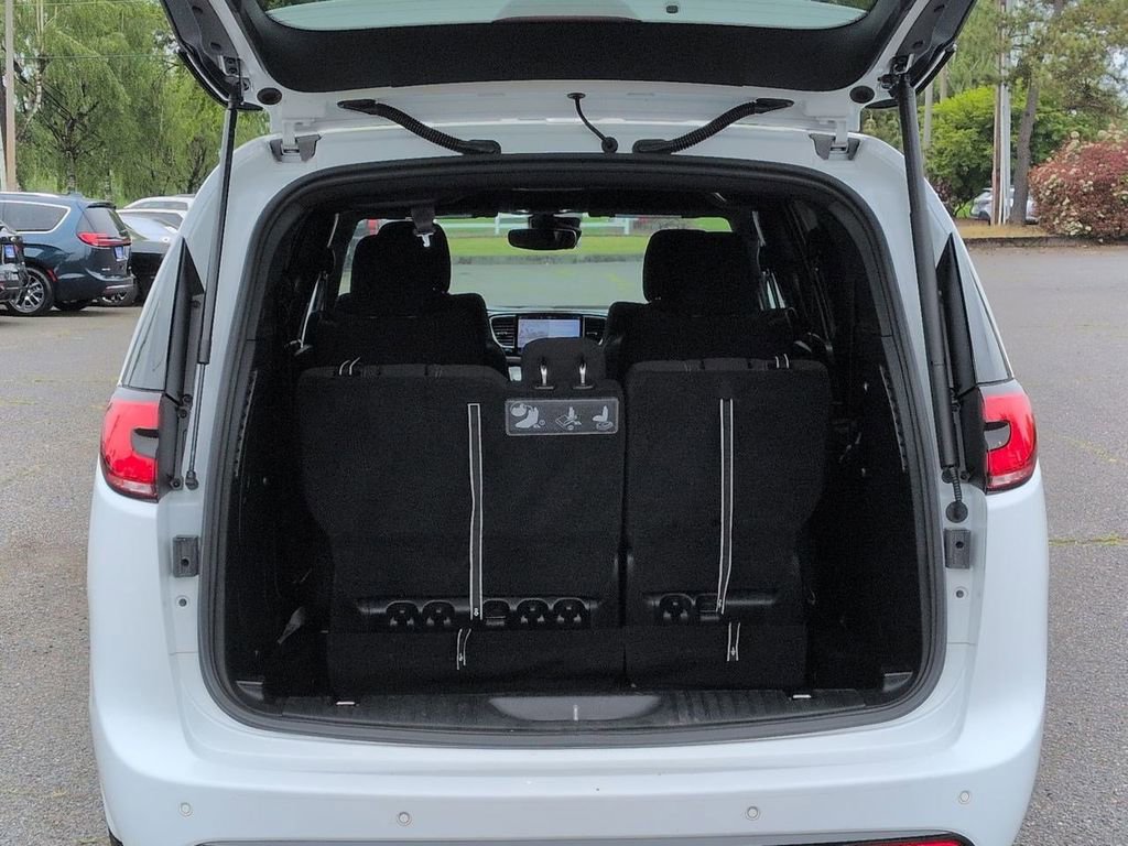 Used 2021 Chrysler Pacifica Touring w/ S Appearance Package FWD image 25