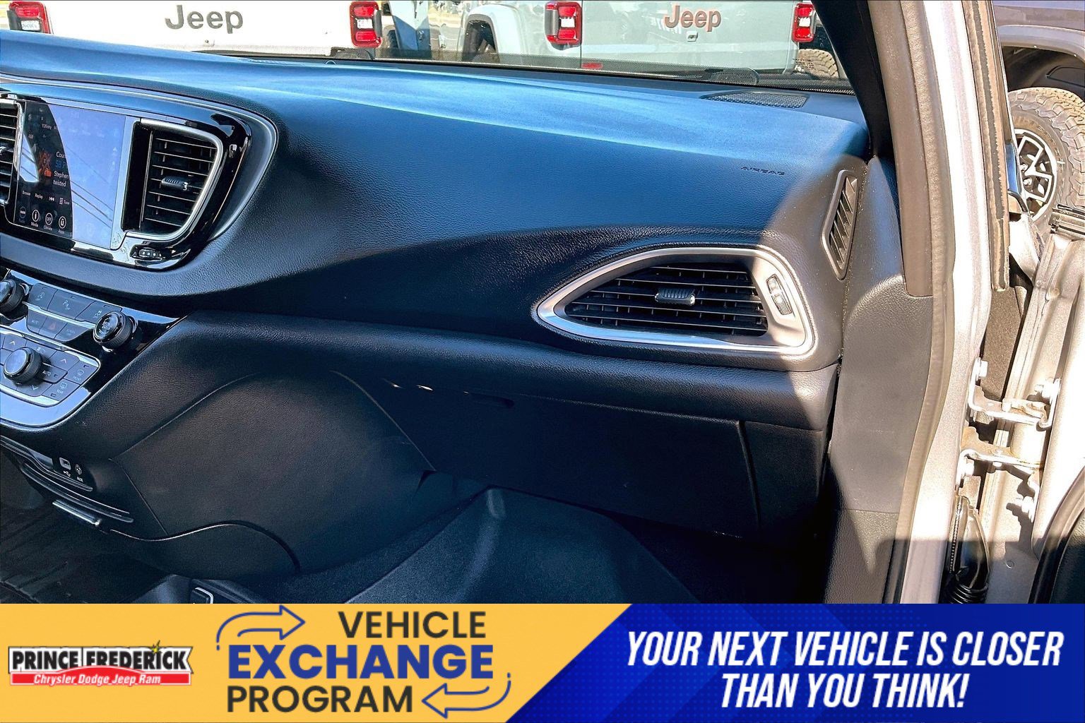 Used 2018 Chrysler Pacifica Touring-L w/ Premium Audio Group FWD image 13