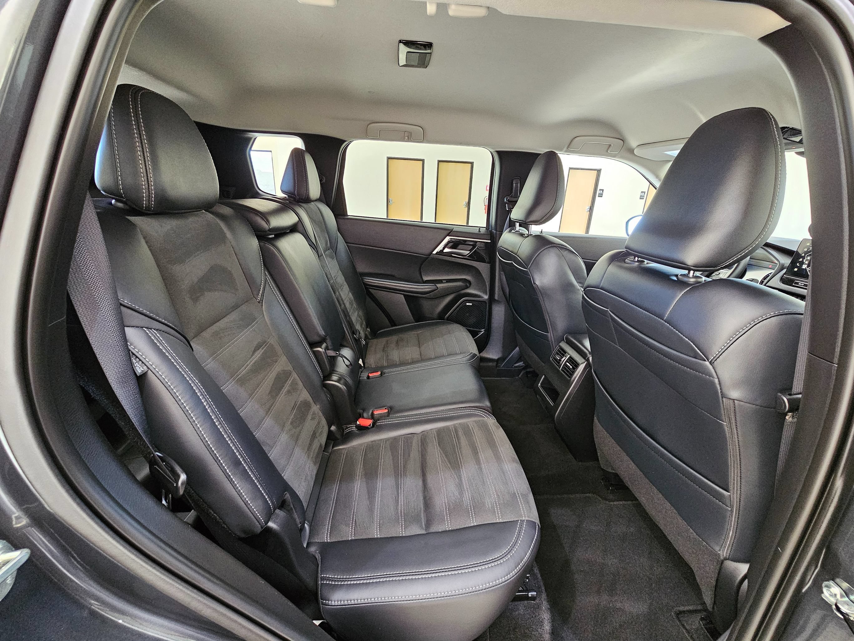 Used 2025 Mitsubishi Outlander SE AWD/4WD image 32