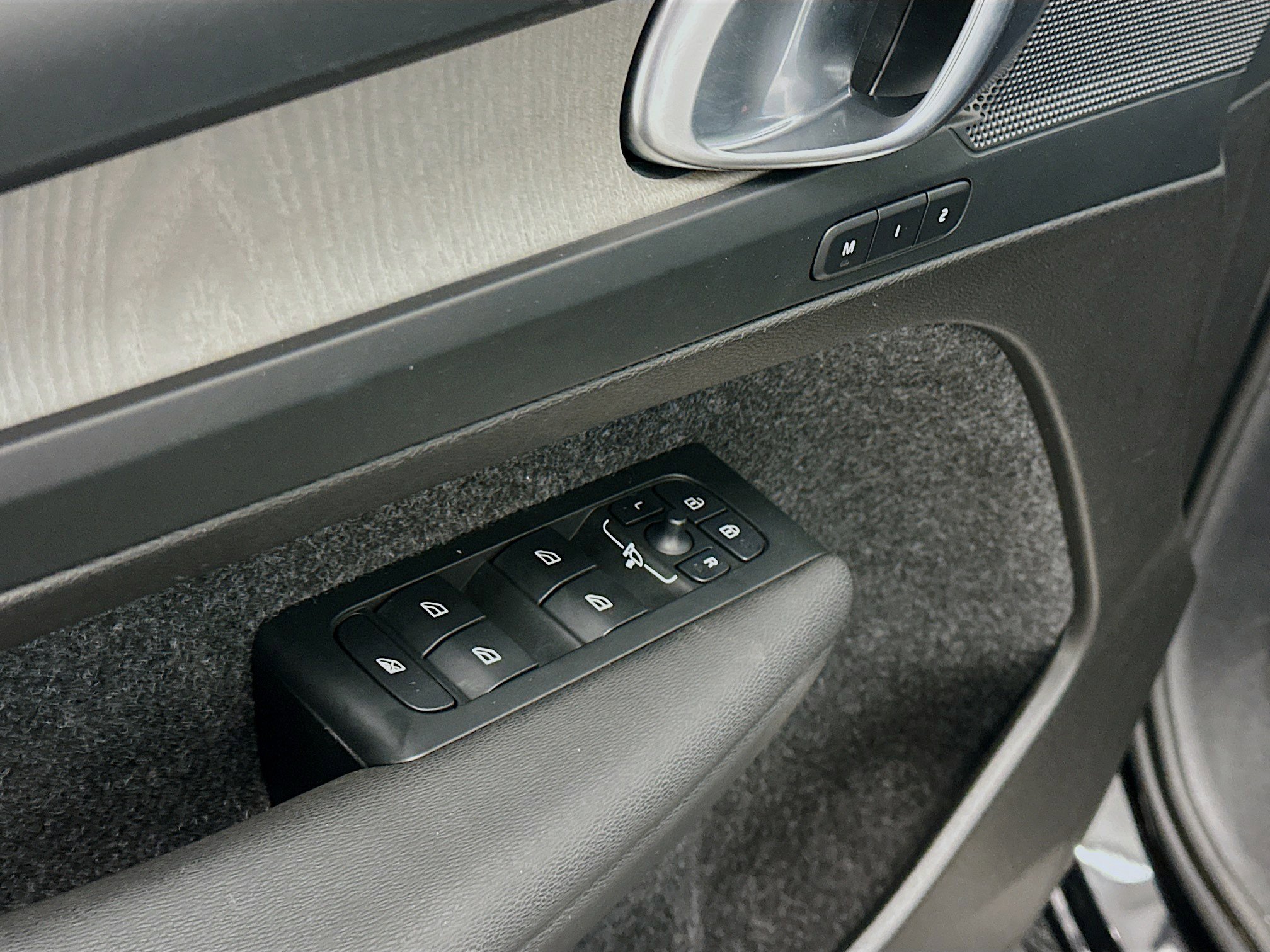 Used 2025 Volvo XC40 B5 Core image 15