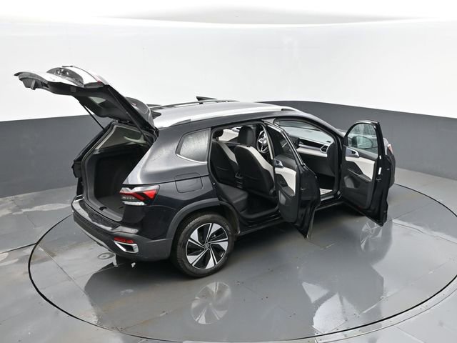 Used 2025 Volkswagen Taos SE image 27