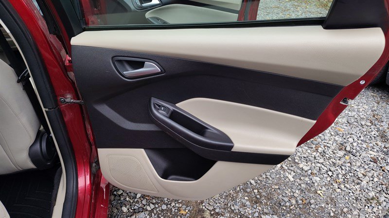 Used 2015 Ford Focus SE w/ SE Sport Package FWD image 13