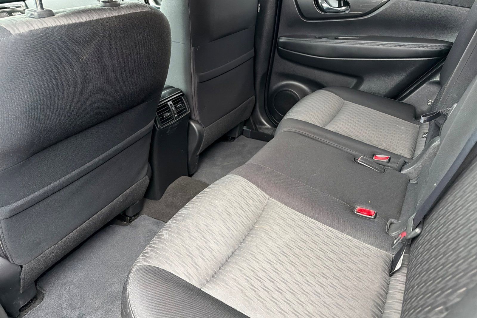 Used 2017 Nissan Rogue SV image 11