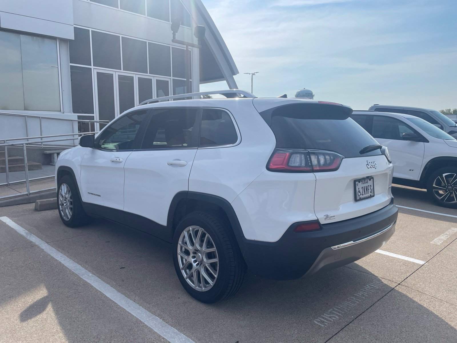 Used 2019 Jeep Cherokee Limited w/ Luxury Group FWD image 7
