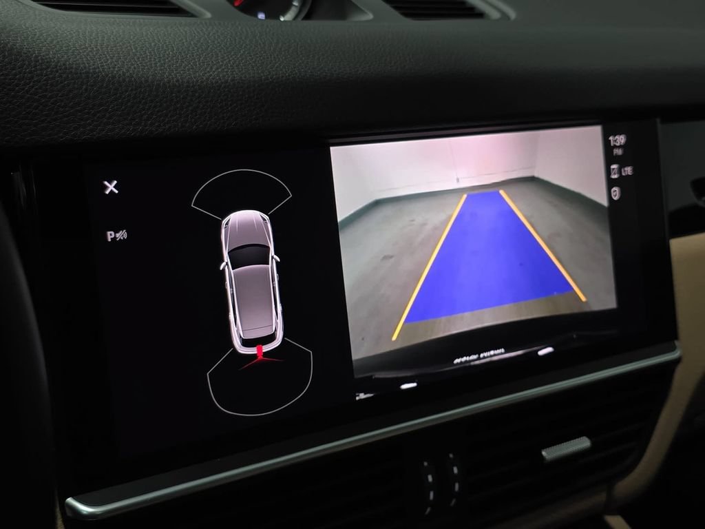 Certified 2023 Porsche Cayenne AWD/4WD image 18