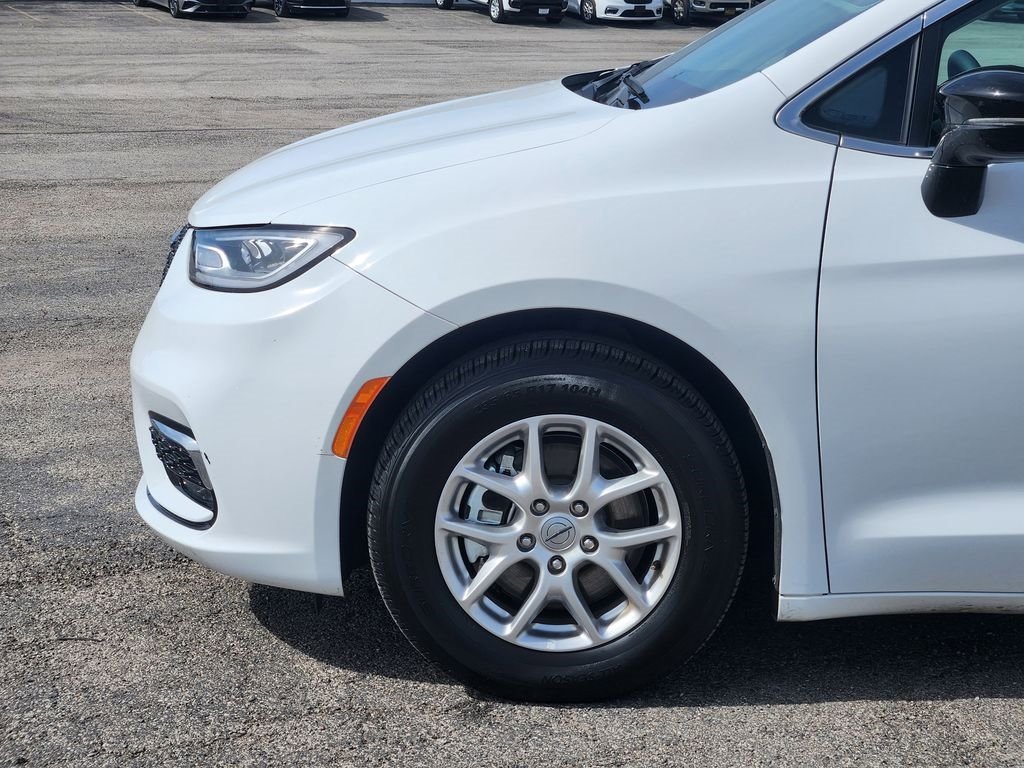Used 2024 Chrysler Pacifica Touring-L image 8