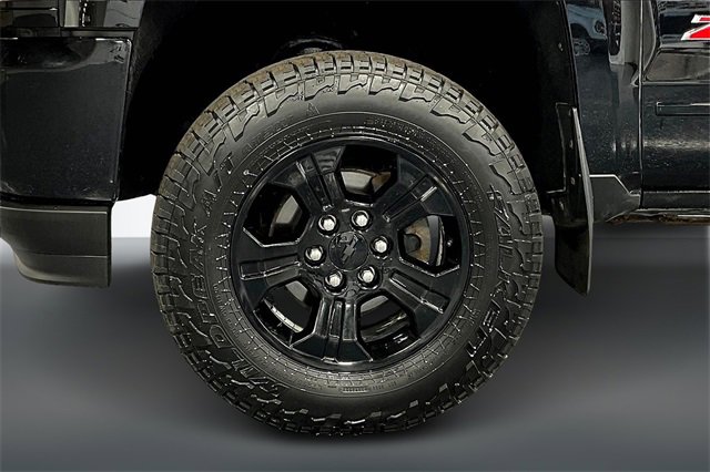 Used 2018 Chevrolet Silverado 1500 LT w/ Midnight Edition image 27