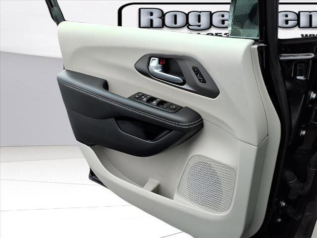 Used 2024 Chrysler Pacifica Touring-L image 20