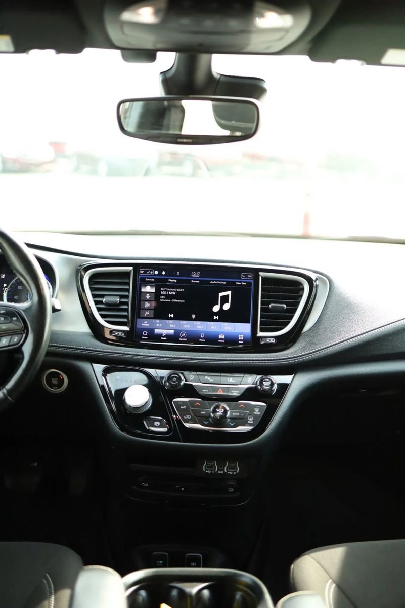 Used 2021 Chrysler Pacifica Touring w/ Uconnect Theater Family Group image 39