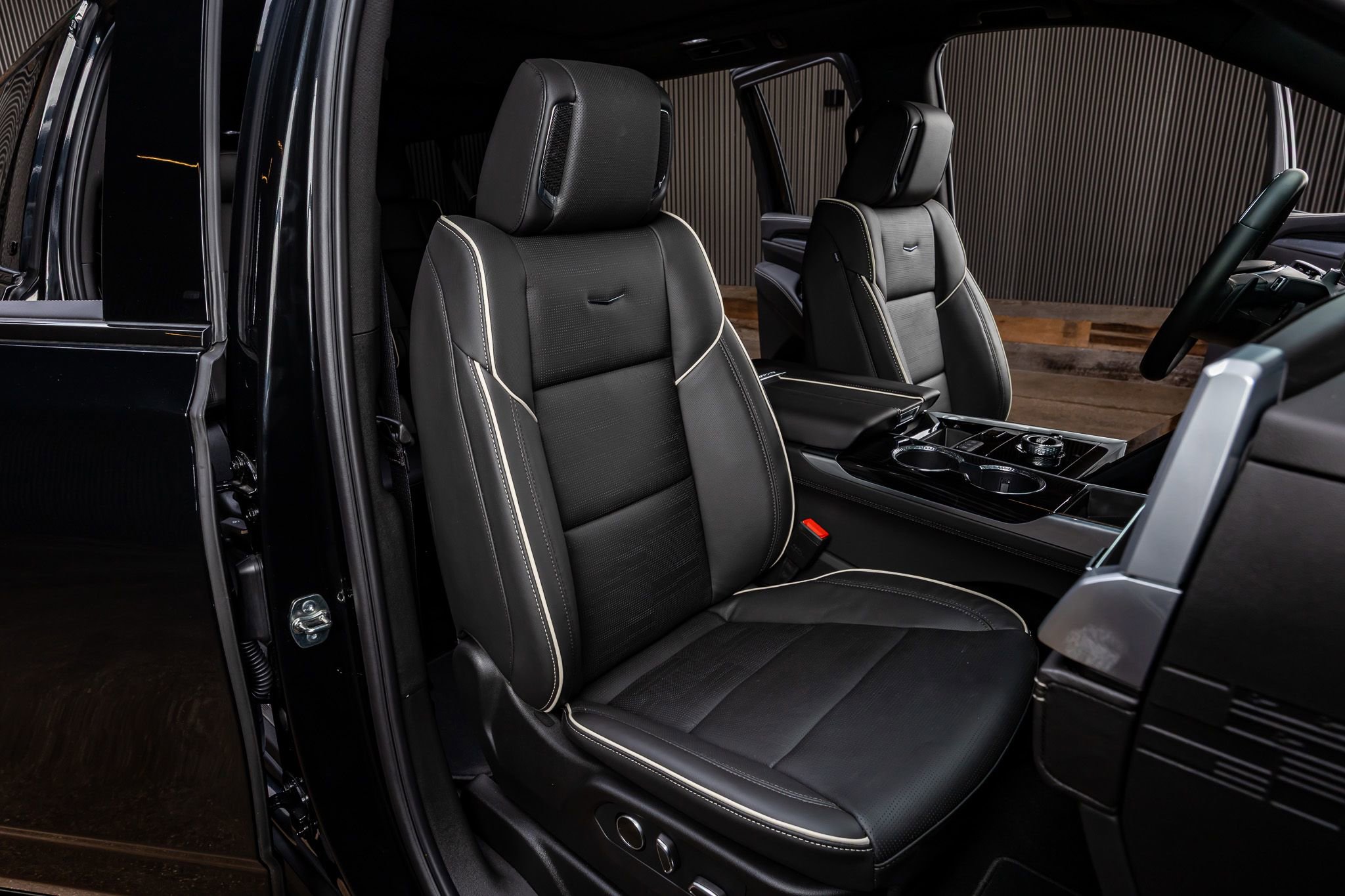 Used 2026 Cadillac Escalade ESV Sport w/ LPO, ONYX Package AWD/4WD image 29