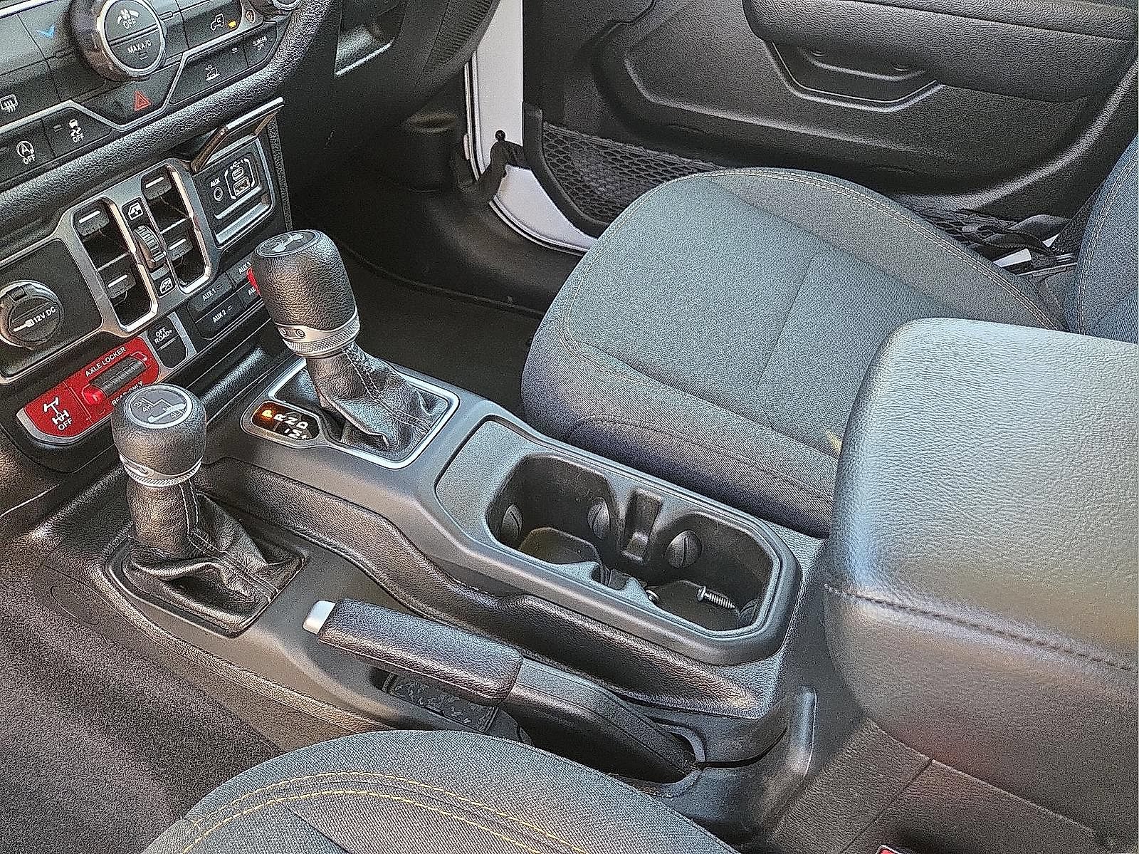 Used 2025 Jeep Wrangler Unlimited Sport AWD/4WD image 10