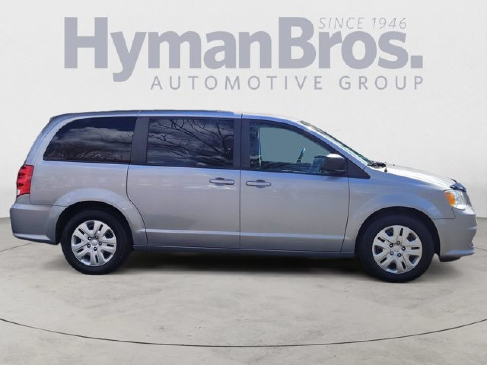 Used 2018 Dodge Grand Caravan SE w/ UConnect Hands-Free Group FWD image 2