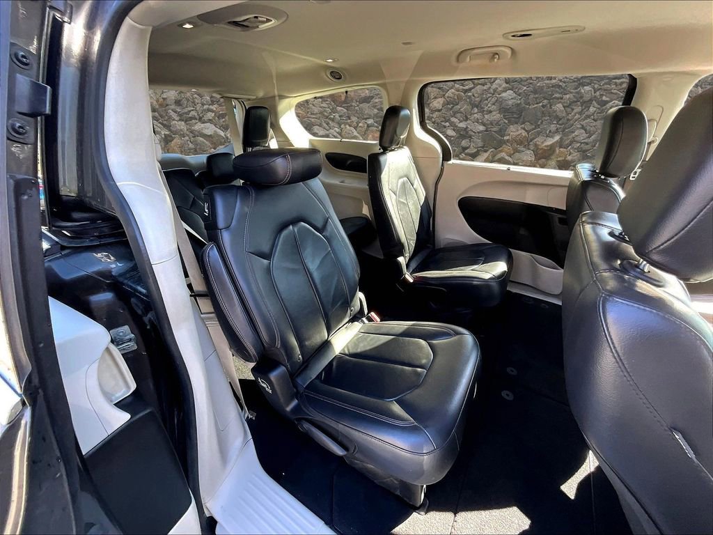 Used 2017 Chrysler Pacifica Touring-L image 24