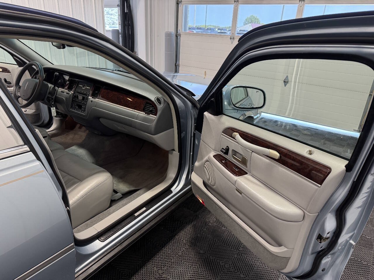 Used 2006 Lincoln Town Car Signature RWD image 18