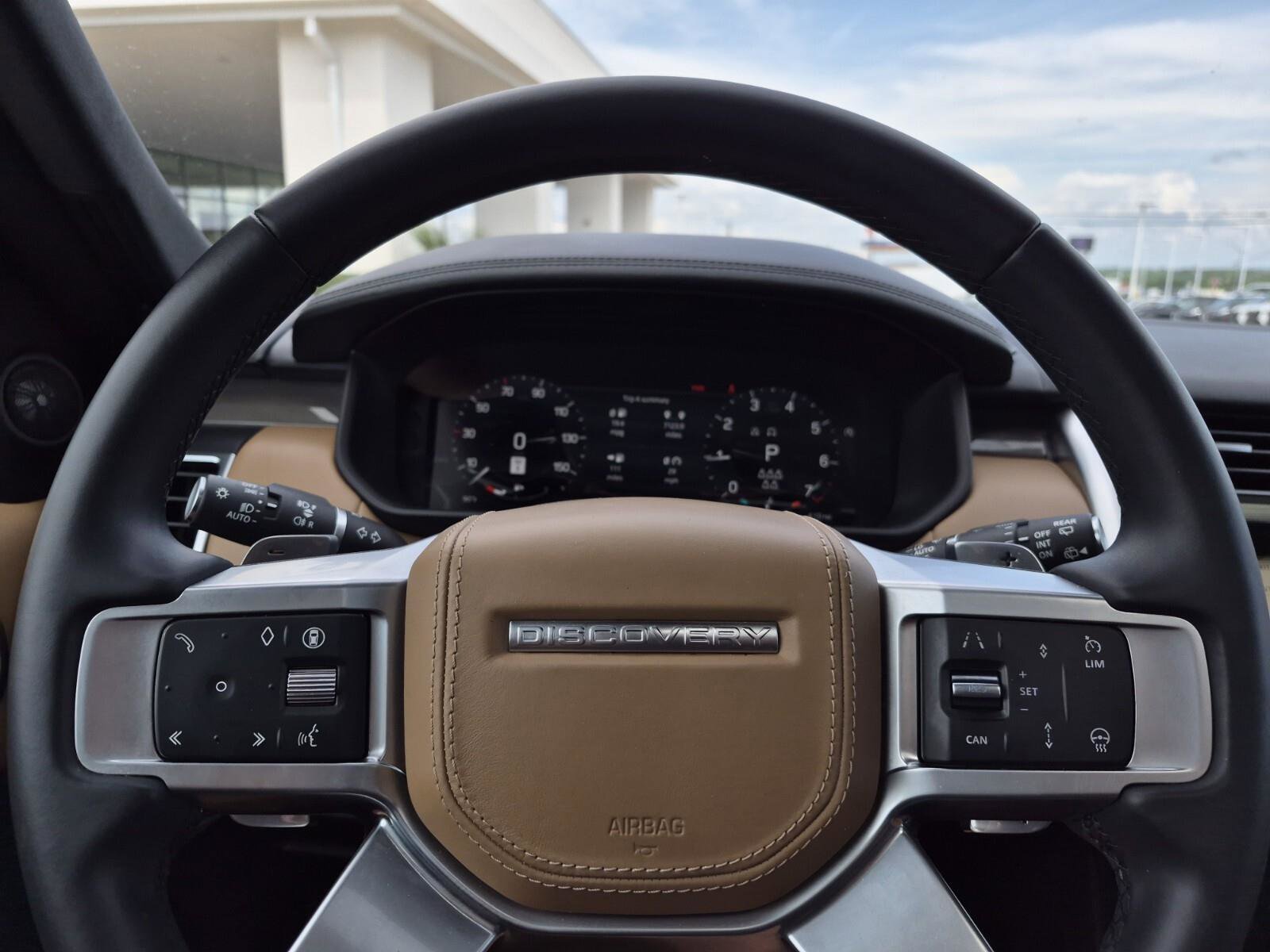 Used 2024 Land Rover Discovery Metropolitan Edition AWD/4WD image 27