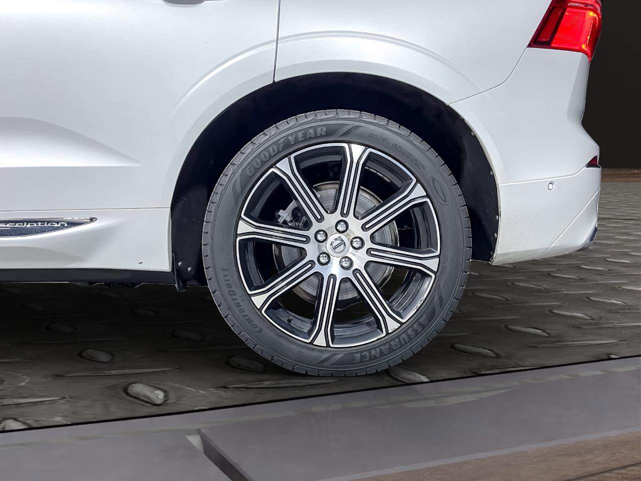 Used 2018 Volvo XC60 T6 Inscription w/ Convenience Package image 16