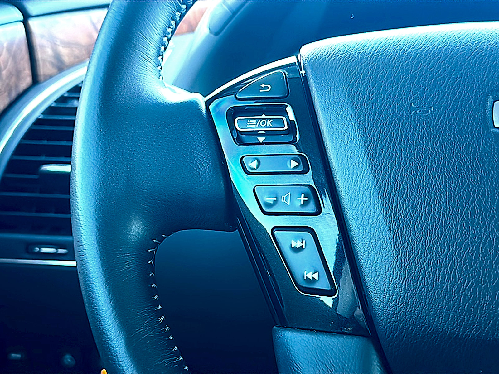 Used 2023 Nissan Armada SL w/ Captain's Chairs Package image 31