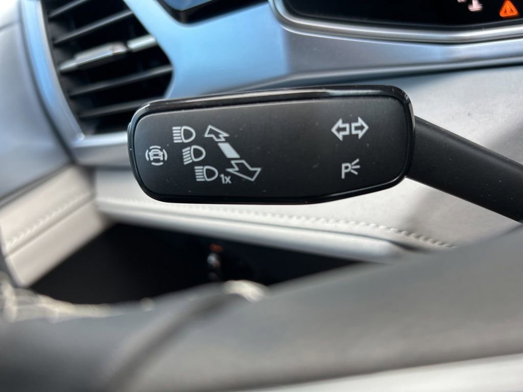 Certified 2025 Volkswagen Taos SE image 21