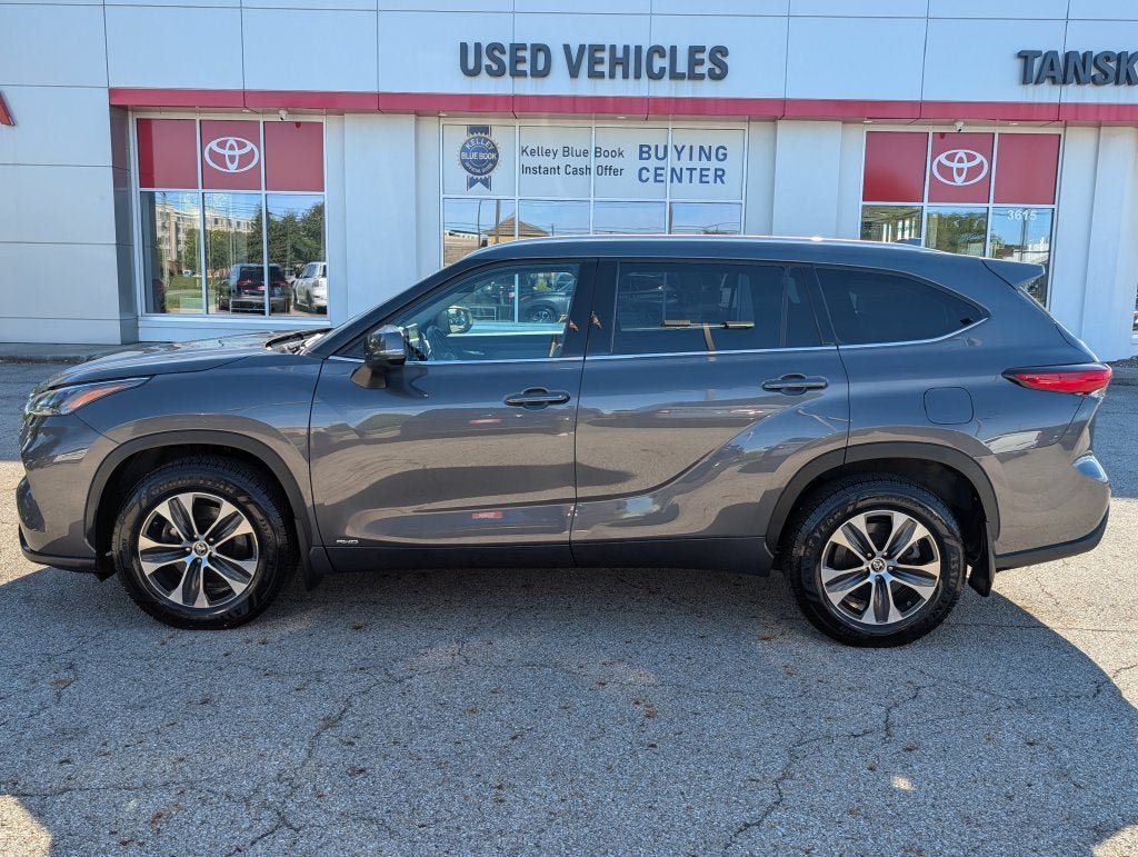 Certified 2022 Toyota Highlander XLE AWD/4WD image 4