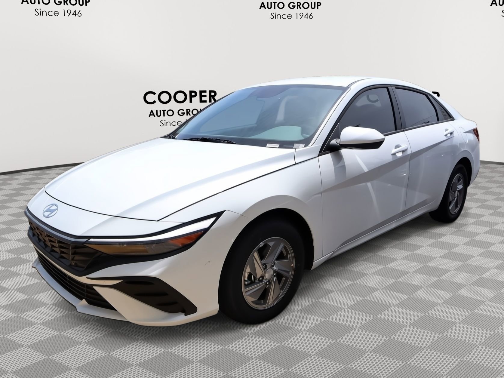 New 2026 Hyundai Elantra SE FWD image 3