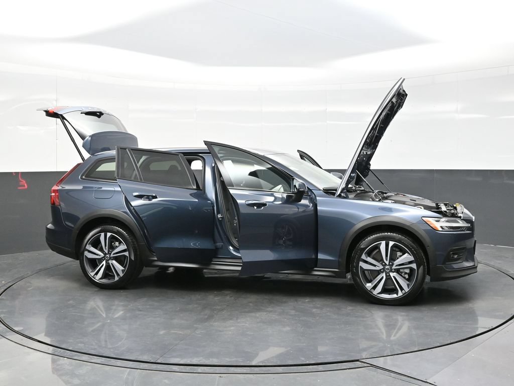 Used 2026 Volvo V60 B5 Cross Country Plus AWD/4WD image 47
