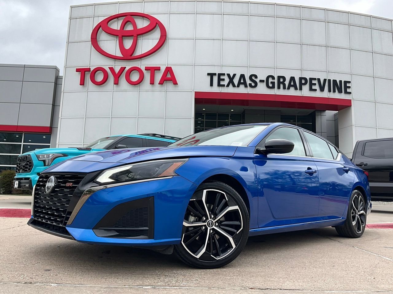 Used 2025 Nissan Altima 2.5 SR image 2