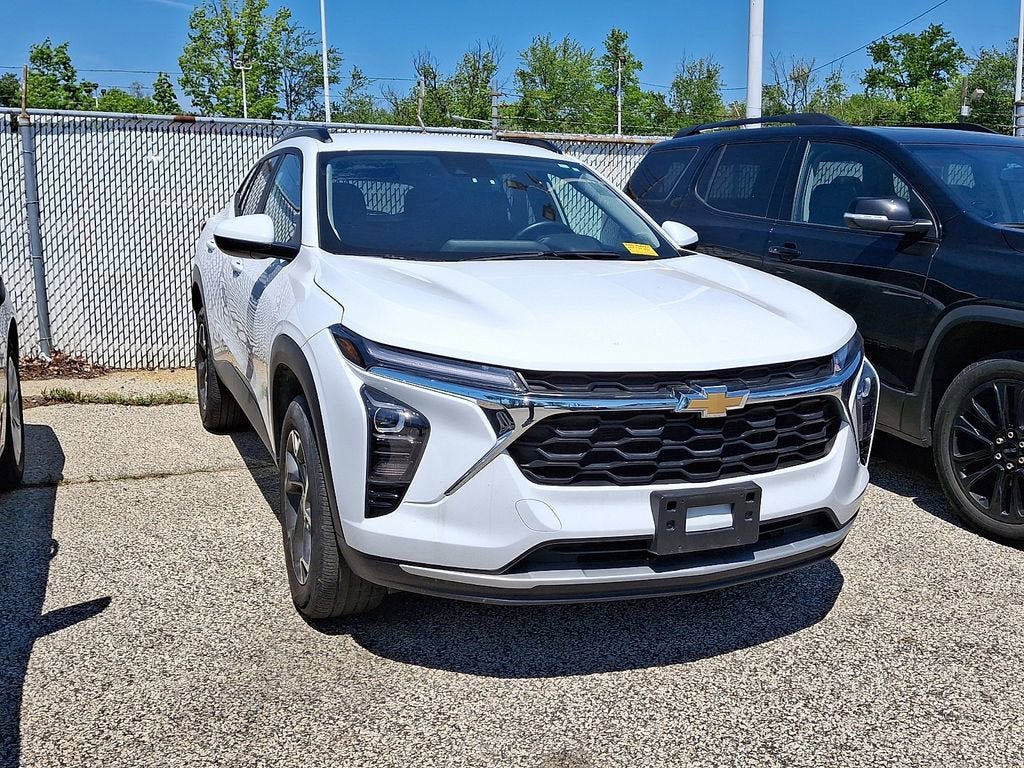 Used 2025 Chevrolet Trax LT w/ Driver Confidence Package FWD image 5
