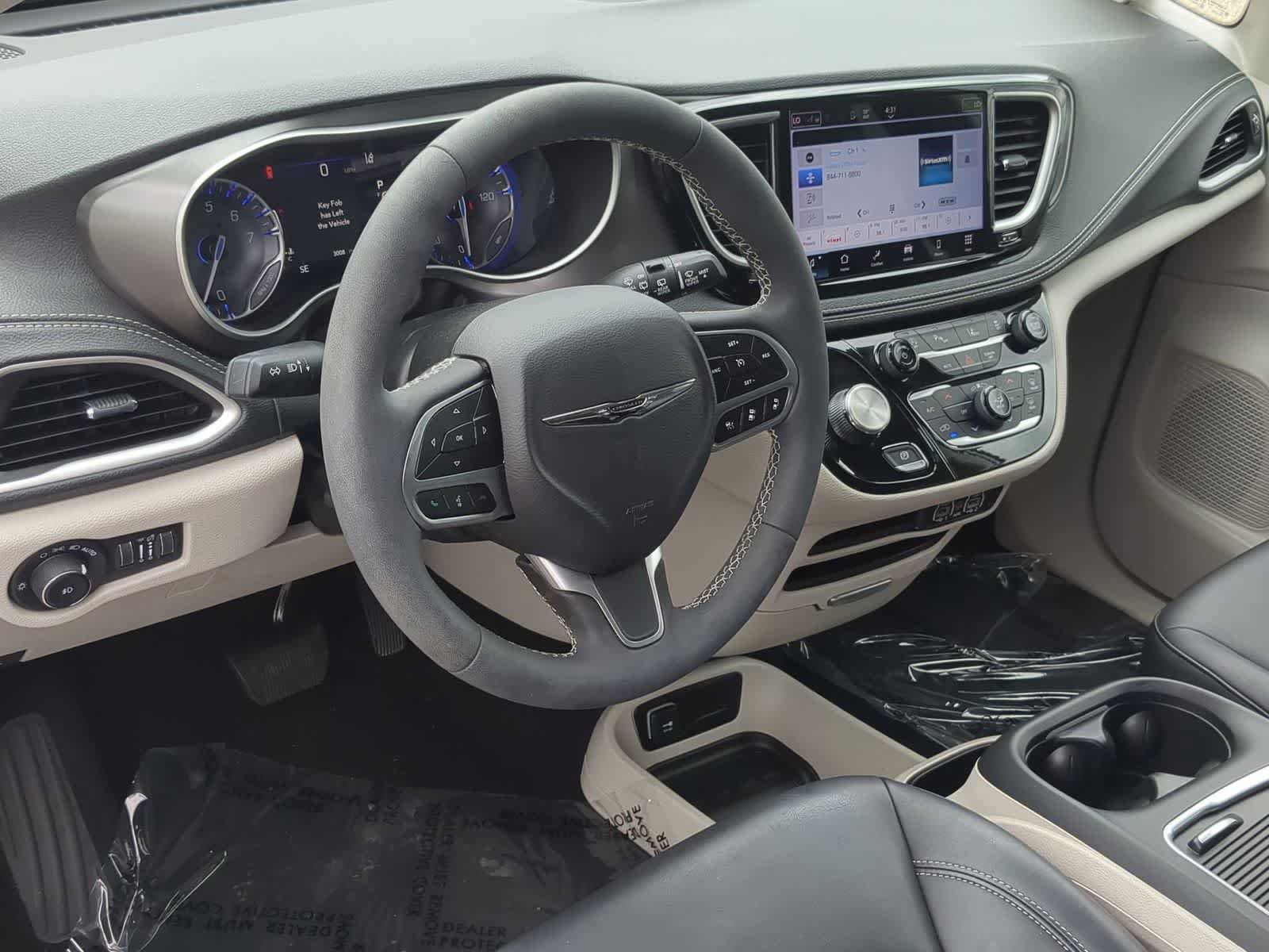 Used 2023 Chrysler Pacifica Touring-L FWD image 10
