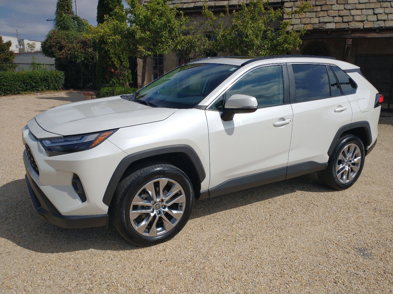 Used 2022 Toyota RAV4 XLE Premium image 8