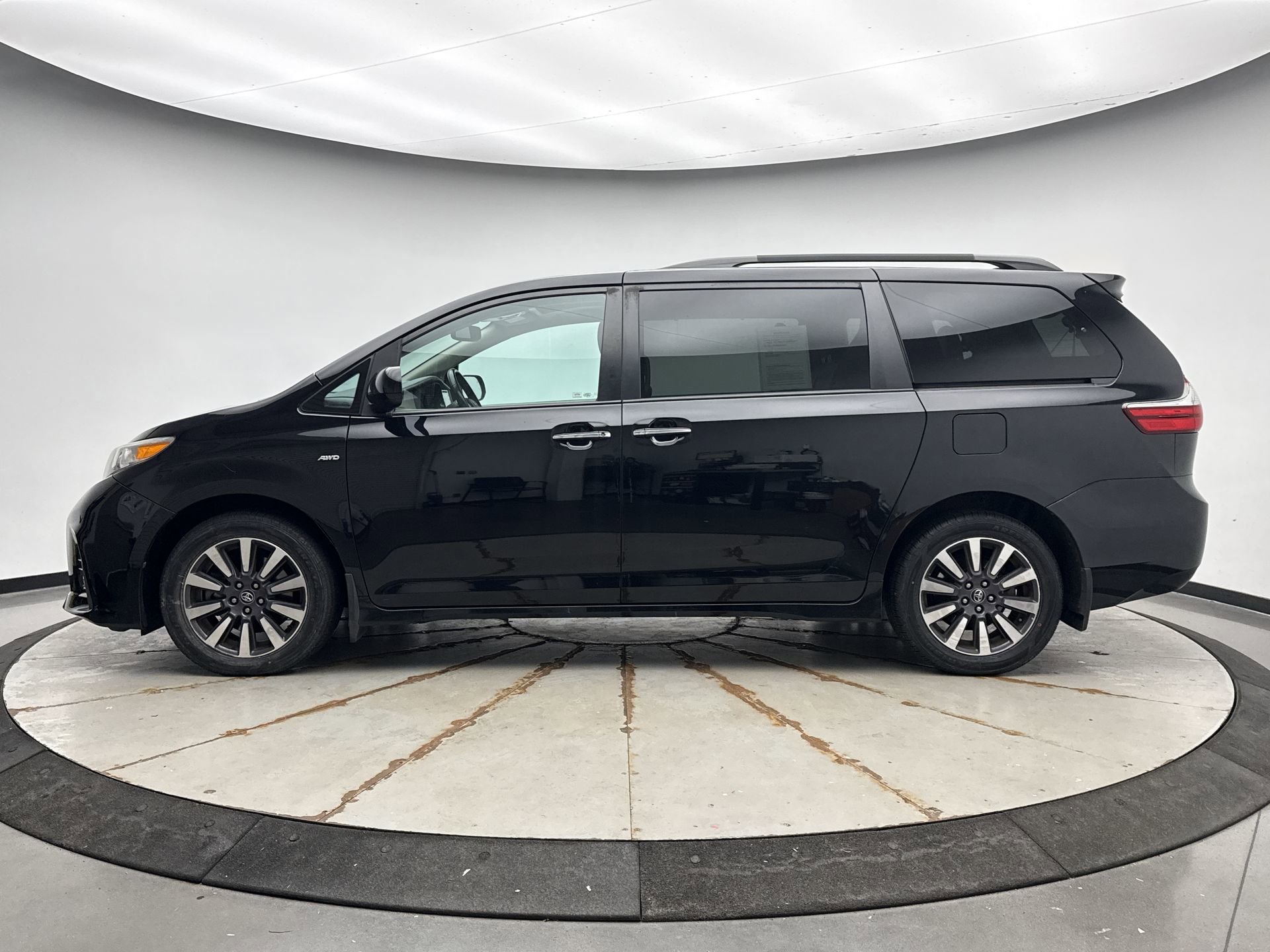 Used 2019 Toyota Sienna XLE w/ XLE Navigation Package AWD/4WD image 2