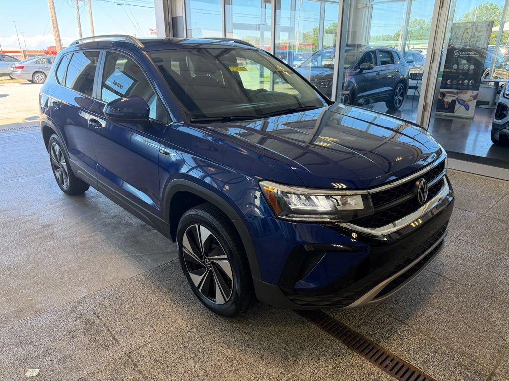 Used 2023 Volkswagen Taos SE w/ Panoramic Sunroof Package AWD/4WD image 3