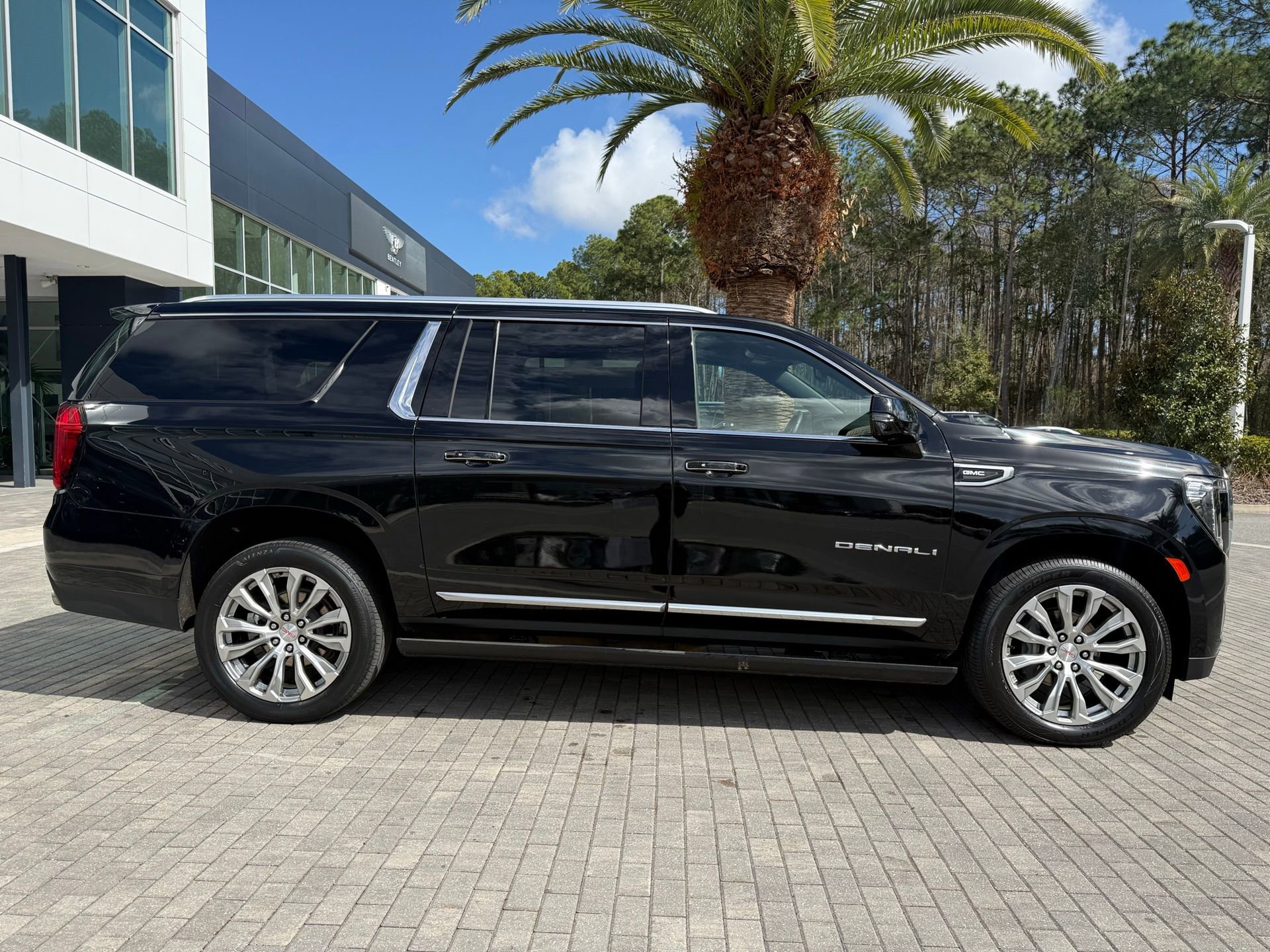 Used 2023 GMC Yukon XL Denali image 5