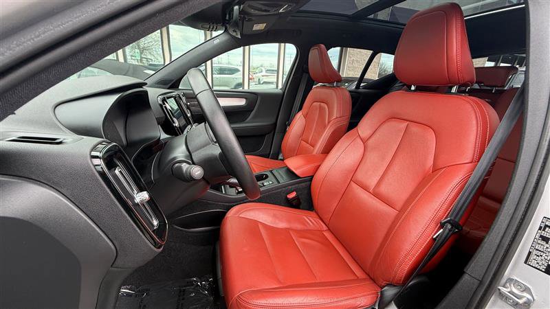 Used 2019 Volvo XC40 T5 Momentum image 14